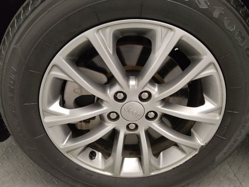 Used 2021 Jeep Cherokee Latitude Plus image 31