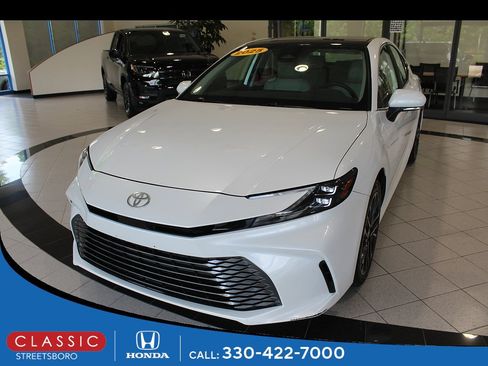 Used 2025 Toyota Camry XLE AWD/4WD image 1