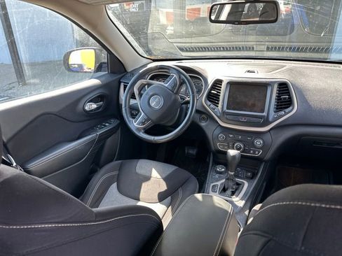 Used 2014 Jeep Cherokee Latitude w/ Cold Weather Group AWD/4WD image 12
