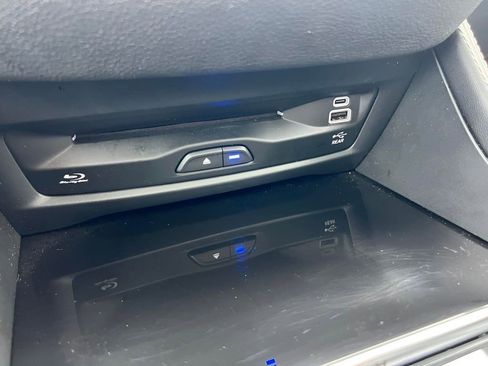 Used 2024 Chrysler Pacifica Limited w/ Uconnect Theater Family Group FWD image 21