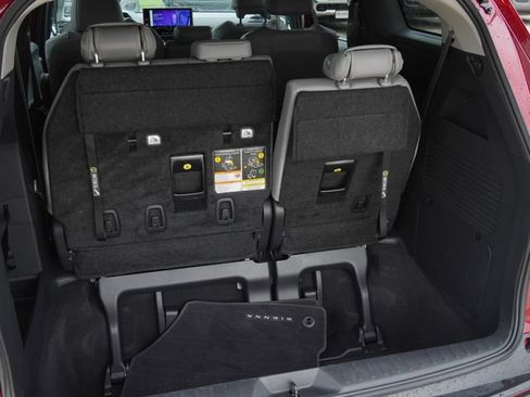 Used 2025 Toyota Sienna XLE FWD image 12