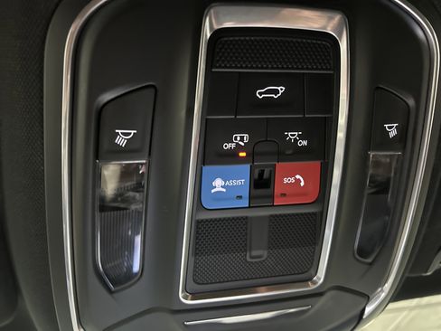 Used 2023 Jeep Wagoneer L Series II image 23