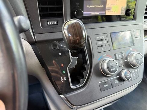 Used 2017 Toyota Sienna XLE Premium FWD image 18