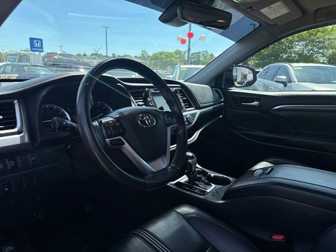 Used 2019 Toyota Highlander SE AWD/4WD image 15