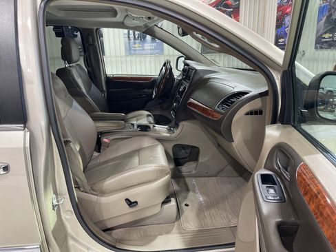 Used 2015 Chrysler Town & Country Limited Platinum image 20