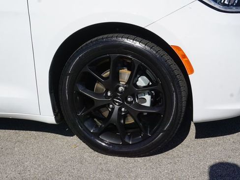 Used 2023 Chrysler Pacifica Touring-L w/ S Appearance Package image 14