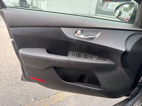 Used 2023 Kia Forte LXS w/ LXS Technology Package FWD image 6