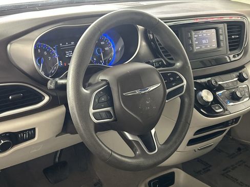 Used 2017 Chrysler Pacifica LX FWD image 13