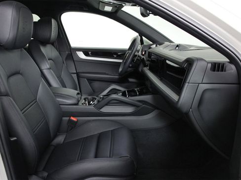 Used 2025 Porsche Cayenne E-Hybrid Coupe image 31