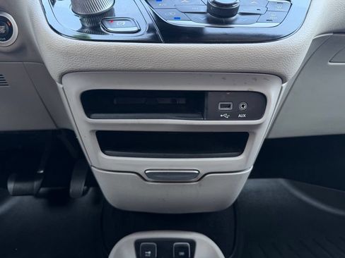 Used 2020 Chrysler Pacifica Limited FWD image 21