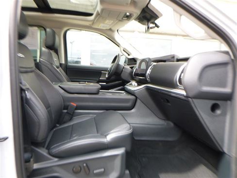 Used 2025 Ford Expedition Platinum AWD/4WD image 11