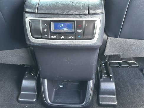 Used 2019 Toyota Highlander XLE AWD/4WD image 14