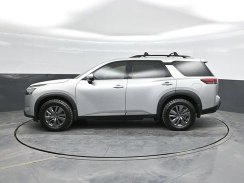 Used 2024 Nissan Pathfinder SV w/ Black Appearance Package image 9