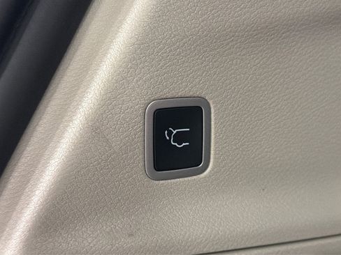 Used 2024 Chrysler Pacifica Touring-L FWD image 47