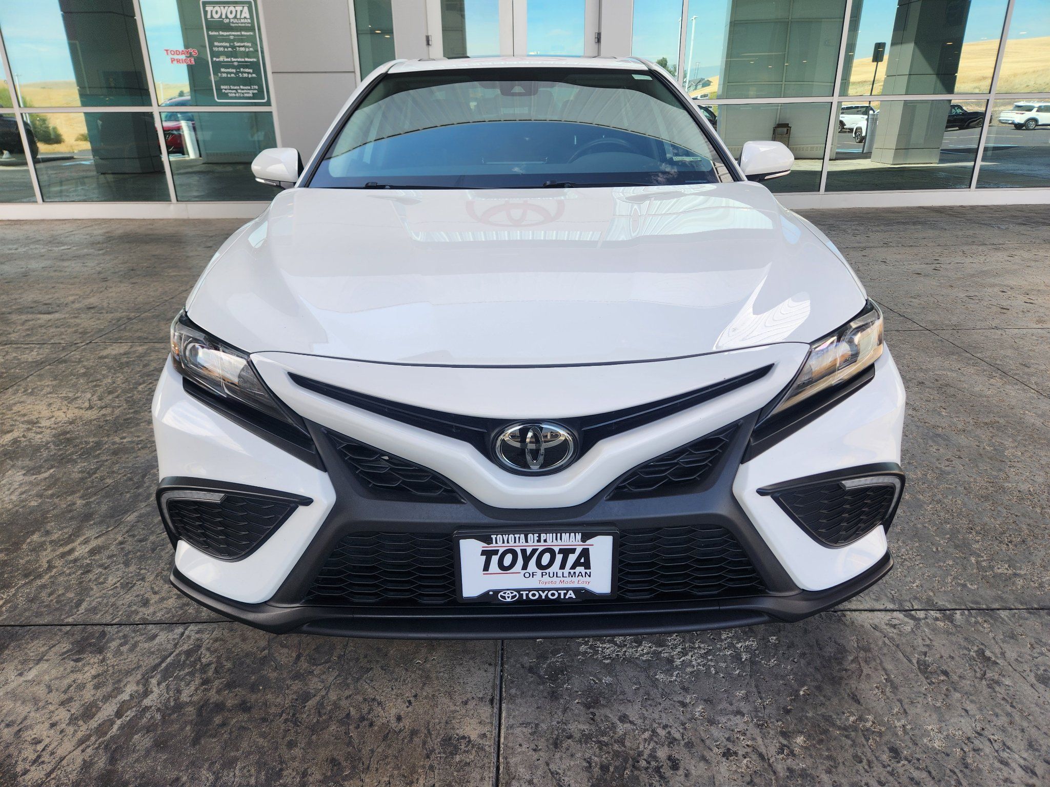 Used 2024 Toyota Camry SE AWD/4WD image 2