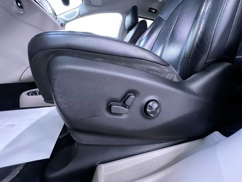 Used 2018 Chrysler Pacifica Touring-L w/ Tire & Wheel Group FWD image 13