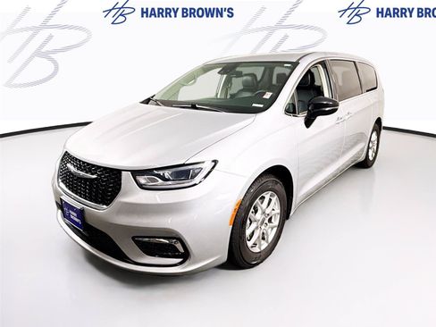 Used 2024 Chrysler Pacifica Touring-L FWD image 1