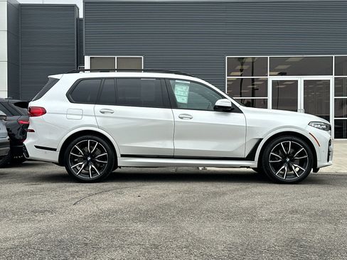 Used 2022 BMW X7 xDrive40i w/ M Sport Package image 3