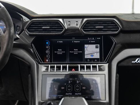 Used 2024 Lamborghini Urus Performante AWD/4WD image 13