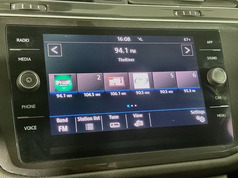 Used 2018 Volkswagen Tiguan SE FWD image 21