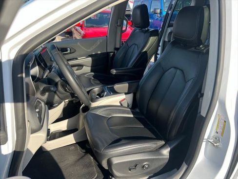 Certified 2024 Chrysler Pacifica Touring-L FWD image 17