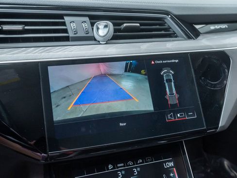 Used 2024 Audi Q8 e-tron Premium image 17