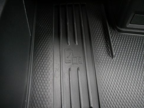 Certified 2025 Volkswagen Atlas Cross Sport SE w/ Panoramic Sunroof Package image 28