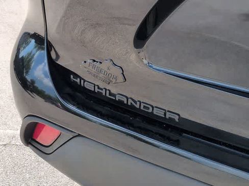 Used 2023 Toyota Highlander LE FWD image 13