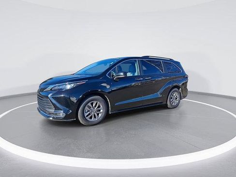 Certified 2024 Toyota Sienna XLE image 5