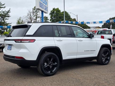 Used 2025 Jeep Grand Cherokee Altitude AWD/4WD image 30