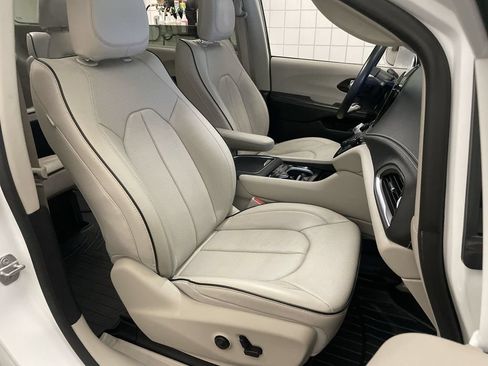 Used 2021 Chrysler Pacifica Limited AWD/4WD image 22
