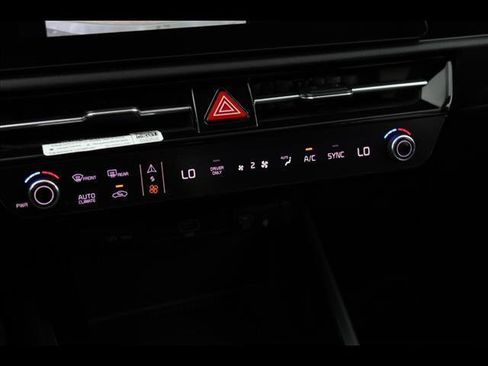 Used 2023 Kia Niro EX Touring image 18