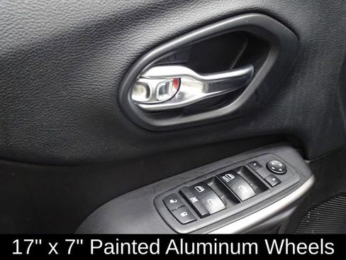 Used 2019 Jeep Cherokee Latitude w/ Popular Appearance Group FWD image 17