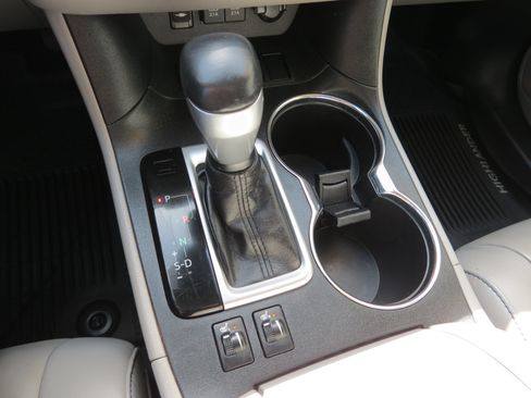 Used 2019 Toyota Highlander XLE FWD image 23