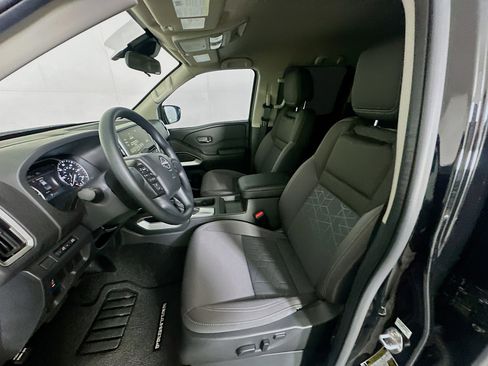 Used 2025 Nissan Frontier SV image 13