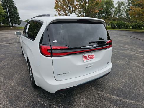 Used 2022 Chrysler Pacifica Touring-L FWD image 3
