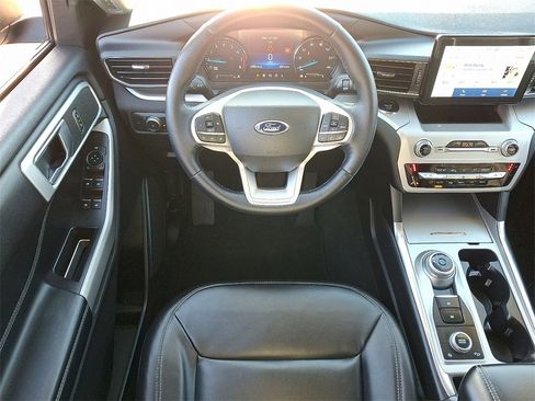 Used 2022 Ford Explorer XLT w/ Equipment Group 202A image 11