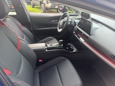 Used 2025 Toyota Prius Plug-In Hybrid image 17