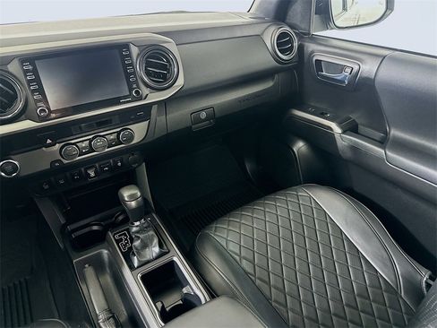 Used 2022 Toyota Tacoma TRD Off-Road image 19