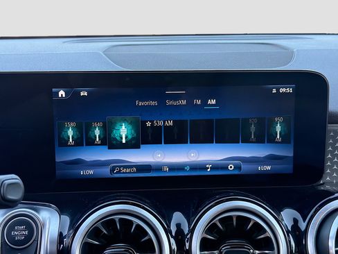 Used 2025 Mercedes-Benz GLB 250 image 28