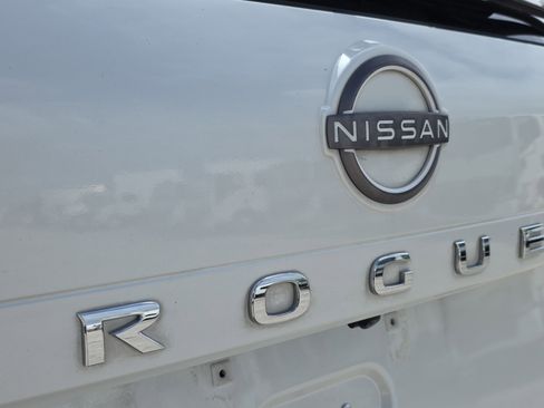 Used 2023 Nissan Rogue SV image 9