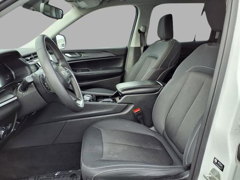 Used 2023 Jeep Grand Cherokee Laredo image 21