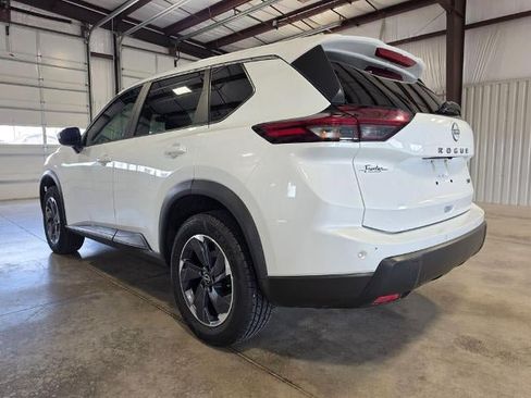 Used 2024 Nissan Rogue SV FWD image 3