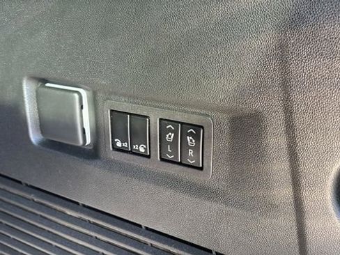 Used 2023 GMC Yukon Denali Ultimate AWD/4WD image 34