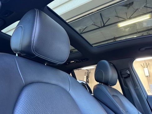 Used 2021 Mercedes-Benz GLC 300 4MATIC w/ Premium Package image 16
