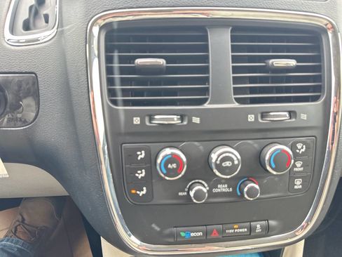 Used 2013 Dodge Grand Caravan SXT FWD image 22