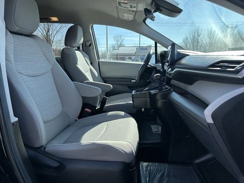 Used 2024 Toyota Sienna LE image 7