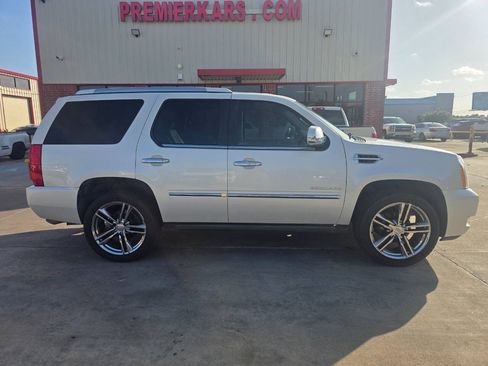 Used 2012 Cadillac Escalade Platinum RWD image 3