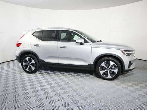 Used 2024 Volvo XC40 B5 Plus AWD/4WD image 8