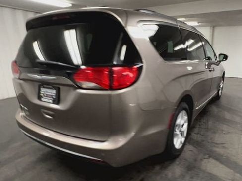 Used 2017 Chrysler Pacifica Touring-L w/ Tire & Wheel Group image 8